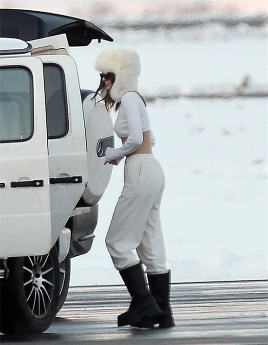 Người đẹp 25 tuổi chỉ mặc chiếc áo mỏng manh giữa vùng băng tuyết trắng xóa.