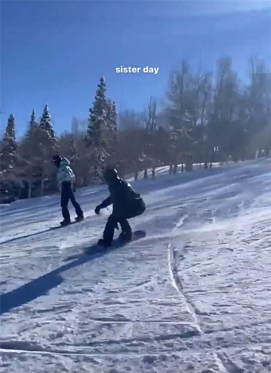 Chị em Jenner thích thú trượt tuyết. Cả hai đều rất yêu thích vùng núi tuyết này và thường đến đây vào mùa đông.