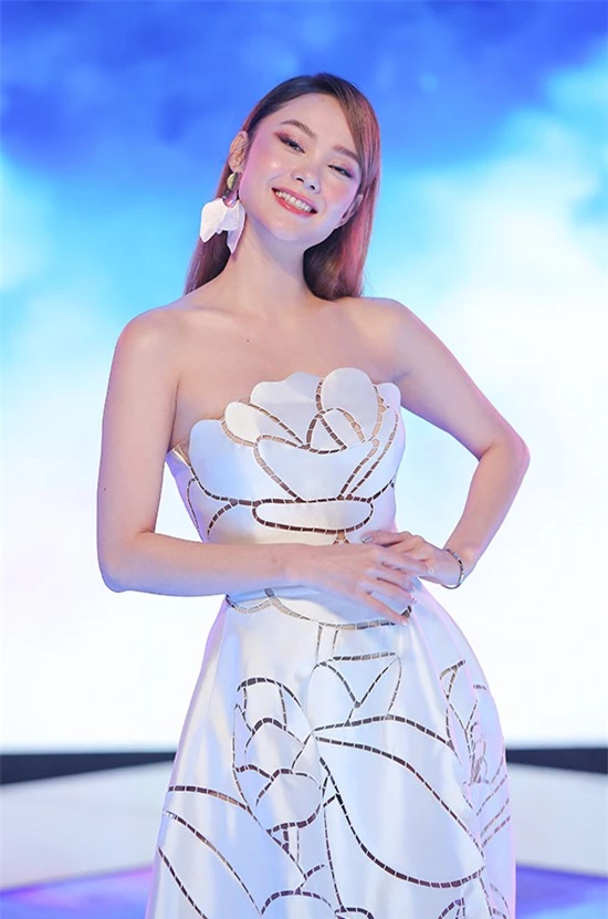 Không chỉ tâm sự về cuộc đời, Minh Hằng còn thay váy gợi cảm và thể hiện một tiết mục để góp vui cho chương trình.