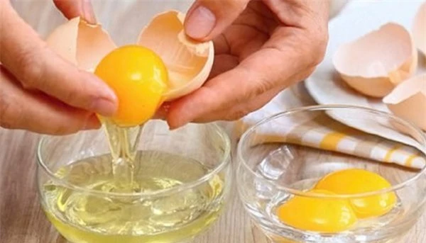 Lòng trắng trứng chứa phần lớn protein và nước.    