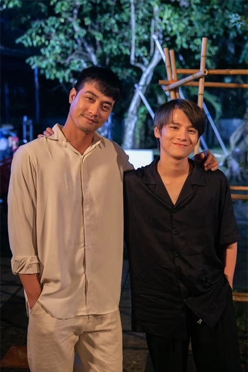 Ca sĩ Thái Ngân (phải) và diễn viên Ngô Thành Tá ở hậu trường quay MV Tay nắm tay rời.