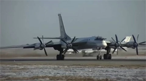 Tu-95MS lan dau phoi hop tac chien cung Okhotnkik