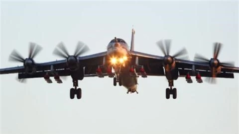 Tu-95MS lua phong thu doi phuong bang UAV cong nghe cao