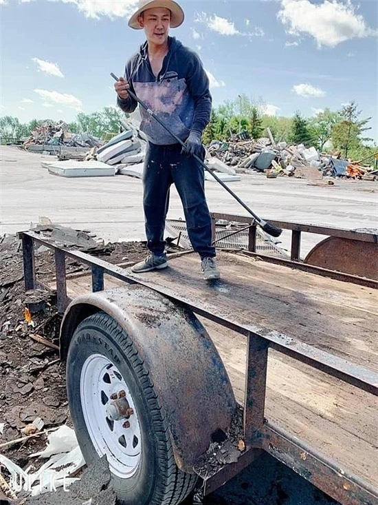 Ban đầu, chính Vân Quang Long cũng thấy chông chênh trước việc sang Mỹ sinh sống: 40 tuổi đời, không nên người nên phải lang thang một mình làm lại từ đầu. Nhưng bằng tinh thần lạc quan, anh động viên bản thân vượt qua khó khăn vì một tương lai tốt đẹp hơn cho gia đình. Thật lòng tôi vẫn không hối tiếc. Sang hèn là do cách đối nhân xử thế. Nghề nào cũng là nghề, không quỳ luỵ ai là được và biết mình nên hy sinh cho những ai, anh nói.