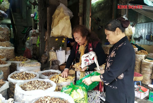 Sôi động thị trường đồ khô cận Tết, hàng đặc sản “lên ngôi”