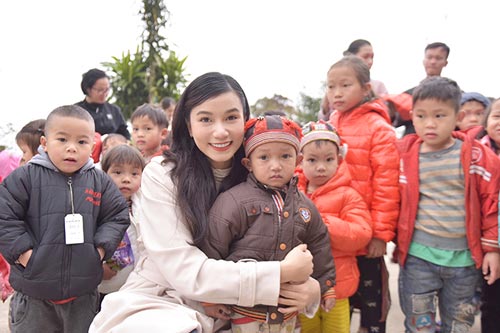 Lương Giang tặng trẻ vùng cao áo ấm