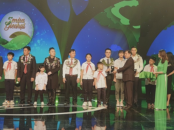 Vinamilk đồng hành cùng cặp lá yêu thương với hành trình "trao cơ hội đi học, cho cơ hội đổi đời"