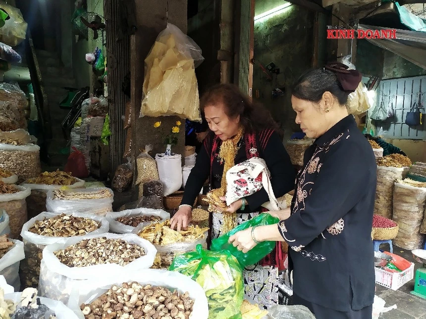 Khách hàng bắt đầu đến chợ đầu mối Đồng Xuân, Long Biên để mua đồ khô cho dịp Tết 2021. 