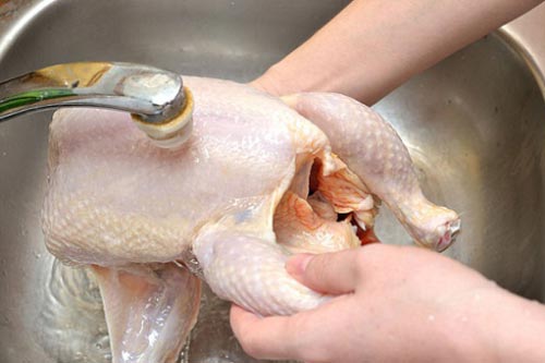 Những thực phẩm cấm kỵ rửa trước khi chế biến kẻo cả nhà 'trúng độc'