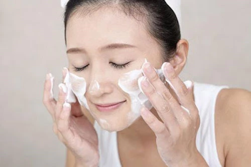 Không dùng sữa rửa mặt có chất tẩy mạnh. Không dùng sữa rửa mặt có chất tẩy mạnh.