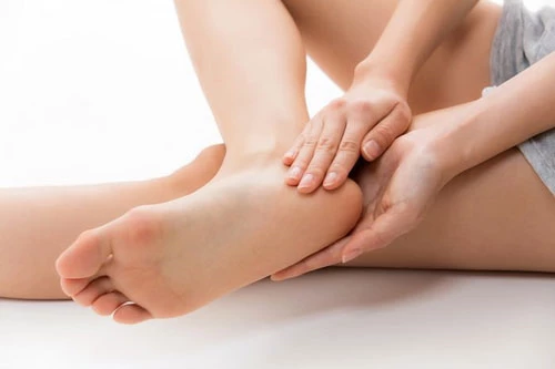 Bạn có thể chữa gót chân nứt nẻ tại nhà.