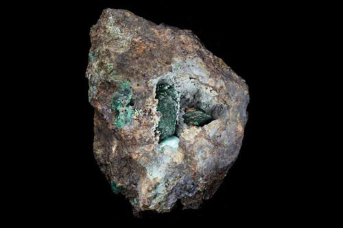 Viên đá vỡ lộ ra thứ quý hơn vàng, chưa từng thấy trên Trái Đất