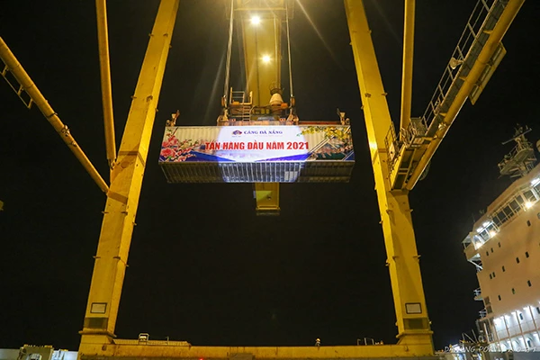 Đón chuyến hàng container đầu tiên từ tàu SPIRIT OF KOLKATA "xông đất" Cảng Đà Nẵng