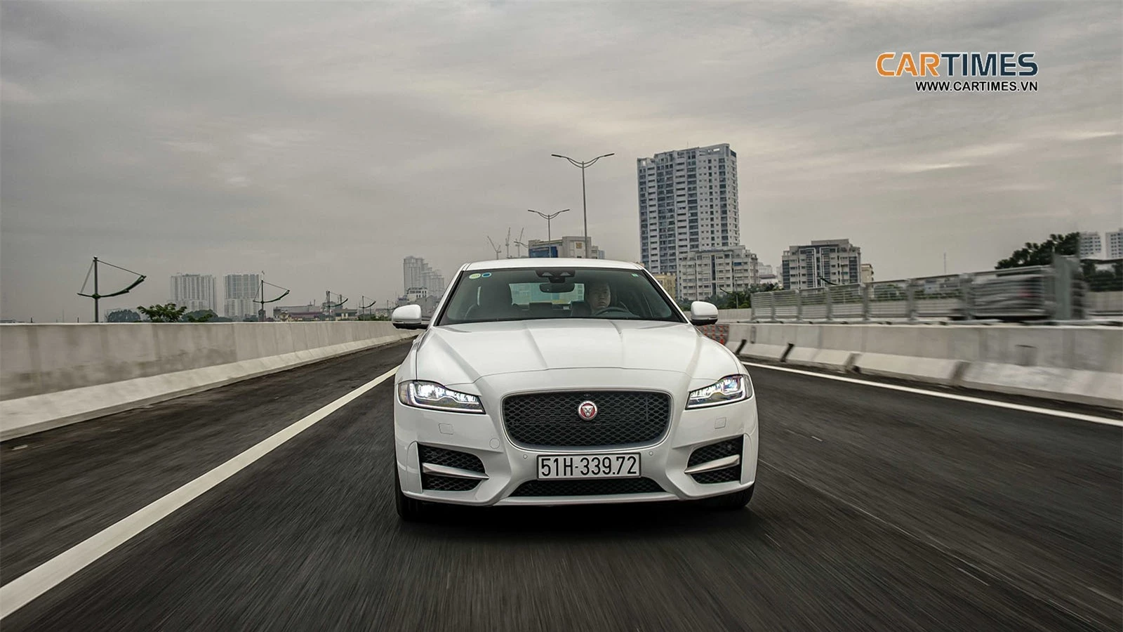 Vận hành xe Jaguar XF Vận hành xe Jaguar XF