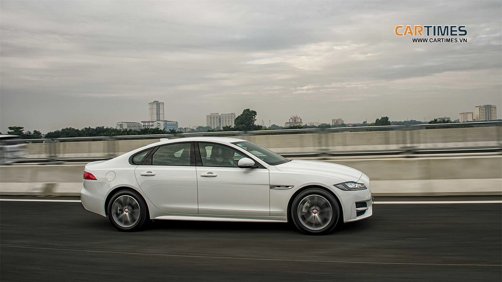 Vận hành xe Jaguar XF Vận hành xe Jaguar XF
