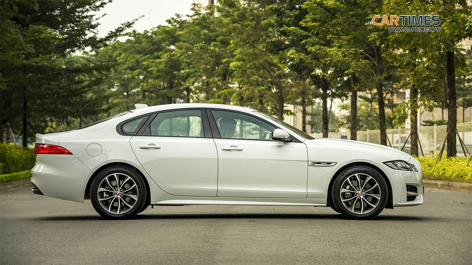 Thân xe Jaguar XF R-Sport Thân xe Jaguar XF R-Sport