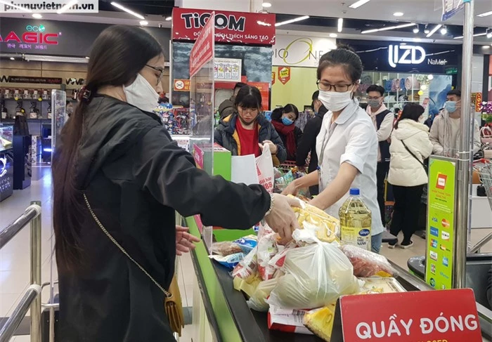 Siêu thị, Trung tâm thương mại đông khách ngày đầu nghỉ Tết dương lịch - Ảnh 7. Siêu thị, Trung tâm thương mại đông khách ngày đầu nghỉ Tết dương lịch - Ảnh 7.