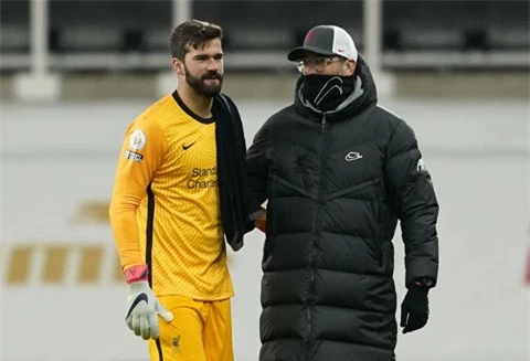 HLV Klopp động viên Alisson sau trận hòa Newcastle