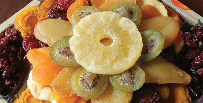  Thời tiết lạnh không nên ăn hoa quả sấy khô sẽ dễ nhiễm khuẩn hơn. Ảnh minh họa