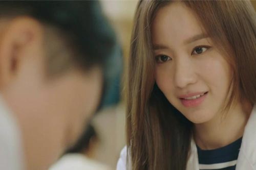 Nhìn căn nhà mới 3 tầng của anh trai, tôi chưa kịp mừng thì đã giật mình khi thấy chị dâu nằm dưới căn bếp lụp xụp