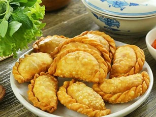 Lạ miệng với món bánh gối nhân cà ri giòn rụm, hấp dẫn
