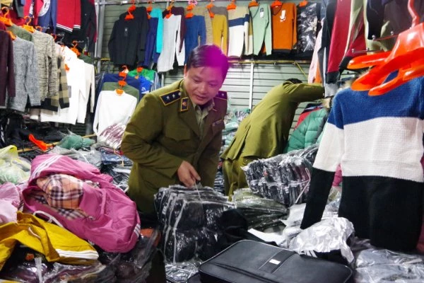 01 trong số 10 điểm kinh doanh tại chợ Sơn Long được lực lượng QLTT Hà Nội kiểm tra.