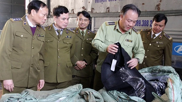 Tổng Cục trưởng Trần Hữu Linh kiểm tra hàng hóa vừa bị thu giữ.