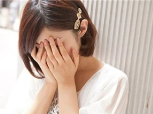 Hai tháng liền không thấy chồng về quê, cảm thấy bất an nên tôi đã đi thăm để rồi suýt ngất khi phát hiện tình trạng của anh ấy
