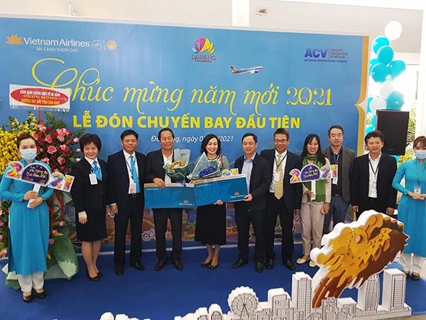 Vietnam Airlines vé máy bay khứ hồi hạng Thương gia hành trình nội địa do Vietnam Airlines khai thác cho hai hành khách may mắn trên chuyến bay "xông đất" Đà Nẵng sáng 01/01/2021