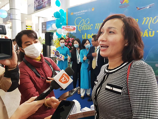 Chị Nguyễn Quỳnh Chi vui mừng khi là hành khách may mắn trên chuyến bay "xông đất" Đà Nẵng năm mới 2021 trở thành chủ nhân của hai vé máy bay khứ hồi hạng Thương gia hành trình nội địa do Vietnam Airlines khai thác.