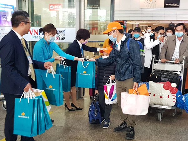 Chào đón các hành khách "xông đất" sân bay quốc tế Đà Nẵng đầu năm mới 2021 Chào đón các hành khách "xông đất" sân bay quốc tế Đà Nẵng đầu năm mới 2021