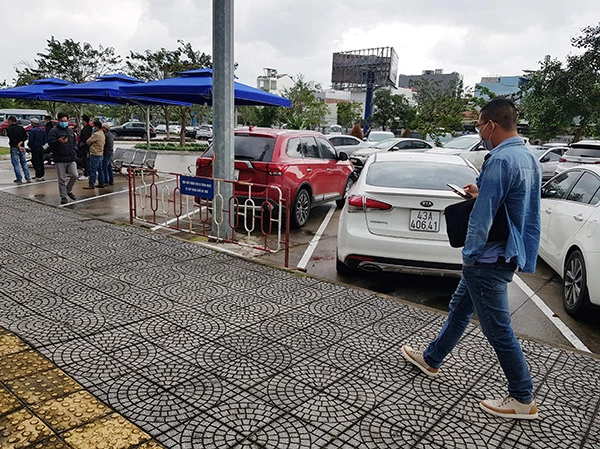 Hành khách đến sân bay quốc tế Đà Nẵng nếu có nhu cầu sử dụng dịch vụ xe Grab Car hay xe du lịch dưới 9 chỗ ngồi thì di chuyển đến khu vực sân đỗ ô tô phía trước Nhà ga quốc nội T1 (cách nhà ga 50m) theo biển chỉ dẫn