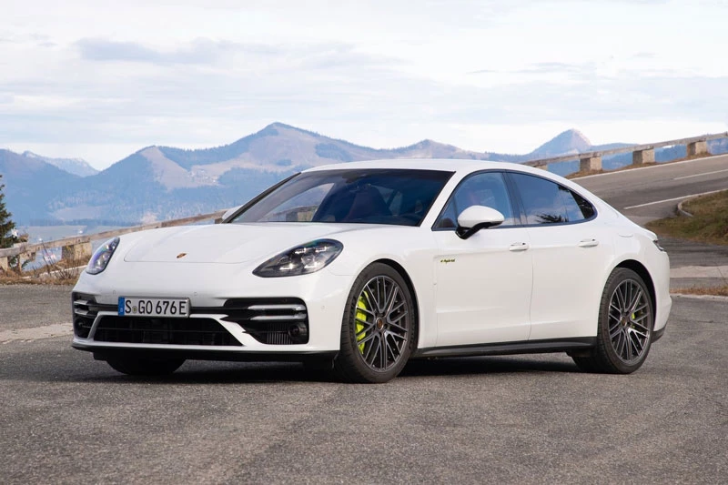 1. Porsche Panamera Turbo S E-Hybrid 2021 (giá khởi điểm: 187.700 USD).