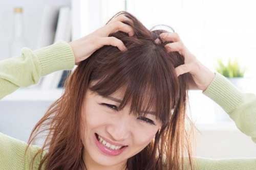 Những thói quen hàng ngày đang phá hủy mái tóc của bạn