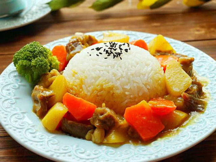 Cách làm món cà ri bò nóng hổi, cả nhà ăn xong vẫn thòm thèm