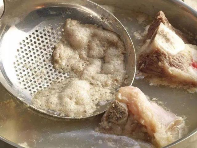 Sự thật bất ngờ về lớp bọt nổi khi nấu thịt