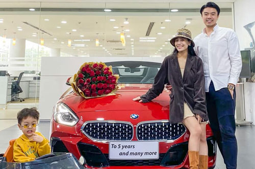 Vợ chồng ca nương Kiều Anh mua xế sang hơn 3 tỷ nhân dịp kỷ niệm 5 năm ngày cưới