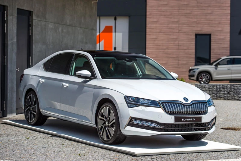 3. Skoda Superb IV Hybrid 2021 (giá khởi điểm: 54.738 USD).