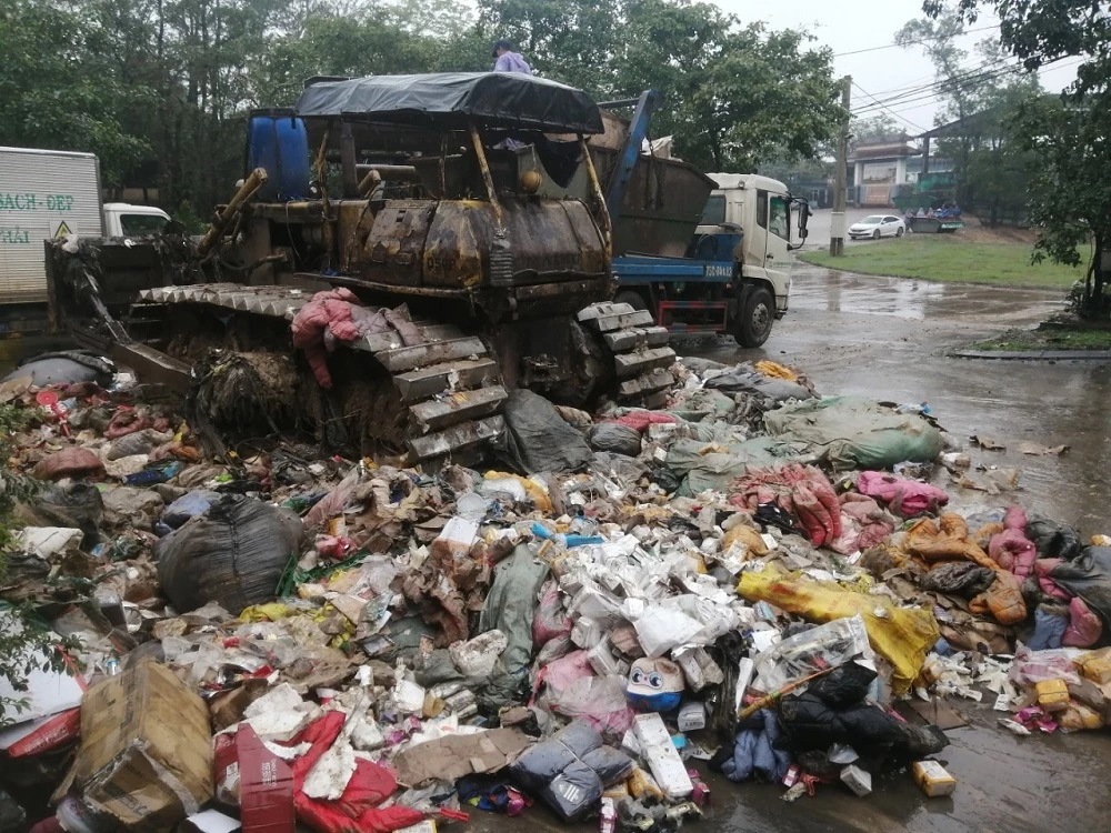 Cục Quản lý thị trường tỉnh Thừa Thiên Huế tổ chức tiêu hủy hàng hóa là tang vật vi phạm hành chính bị tịch thu, không đủ điều kiện lưu thông trên thị trường.