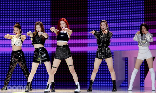 Đau lòng khi biết lý do các nữ idol Kpop thường đánh phấn hồng lên đầu gối