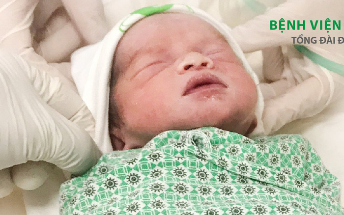 Hi hữu: Mẹ mang song thai, một trẻ sinh non tuần 24, một trẻ sinh tuần 33