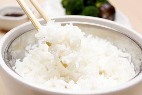 Nấu cơm vo gạo kỹ bằng nước lạnh là dại: 5 sai lầm khiến cho cơm mất dinh dưỡng nhạt vị