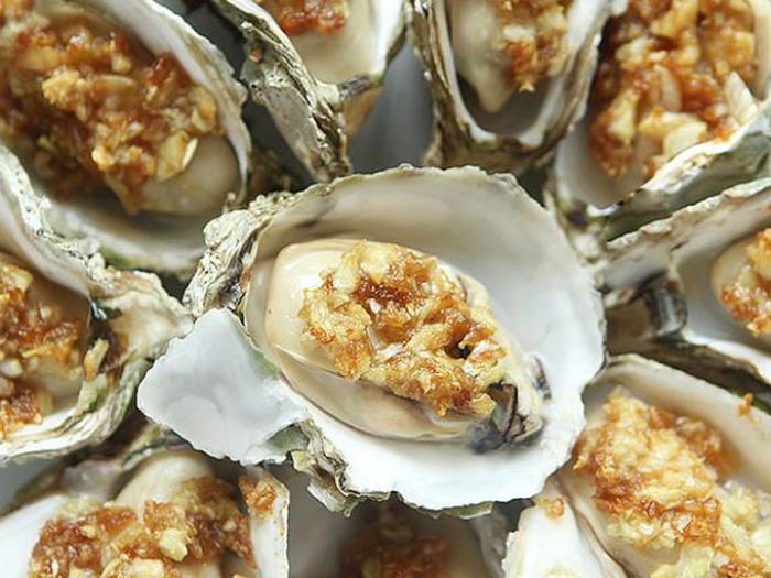 Cách làm hàu nướng tỏi thơm ngon lạ miệng đãi cả nhà dịp Tết Dương lịch