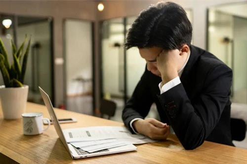 Choáng váng khi đọc được bài viết về tôi trên facebook của bạn gái, càng đau điếng hơn khi nhìn từng dòng bình luận của bạn bè cô ấy