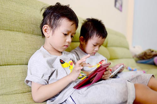 3 loại ánh sáng khiến mắt trẻ nhanh hỏng, nhà nào cũng có ít nhất một thứ