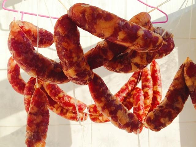 Lạp xưởng đem phơi nắng là sai lầm, phơi ở chỗ này mới ngon và chuẩn