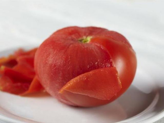 Tuyệt chiêu lột vỏ cà chua nhanh gọn sạch sẽ