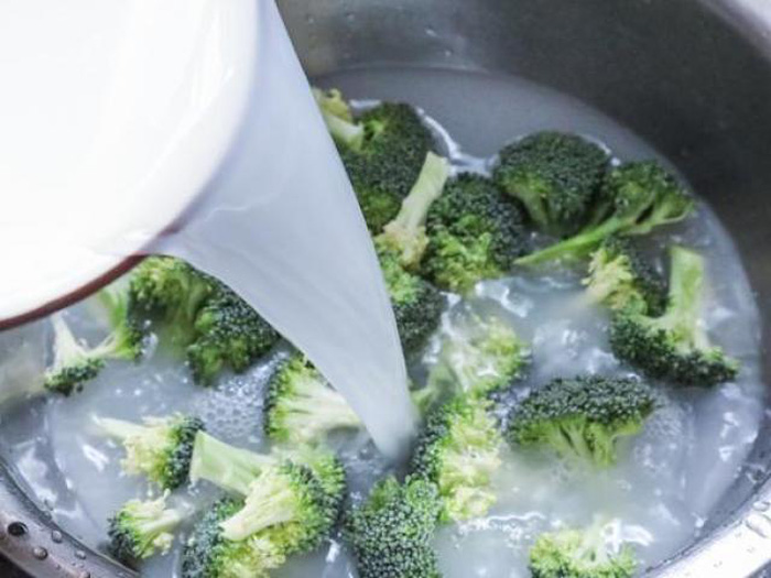 Súp lơ chỉ rửa với nước là sai cách, phải thêm bước nữa mới sạch và an toàn