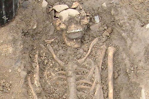 Tiết lộ rợn người về xác chết ngậm hòn đá trong miệng