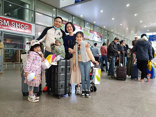 Anh Nguyễn Ngọc Long cùng vợ là chị Nguyễn Thị Huệ và 3 cô công chúa nhỏ